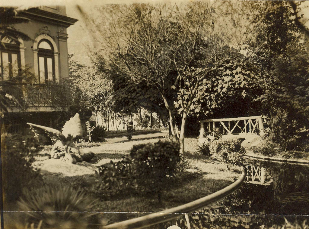 O jardim frontal em 1934.