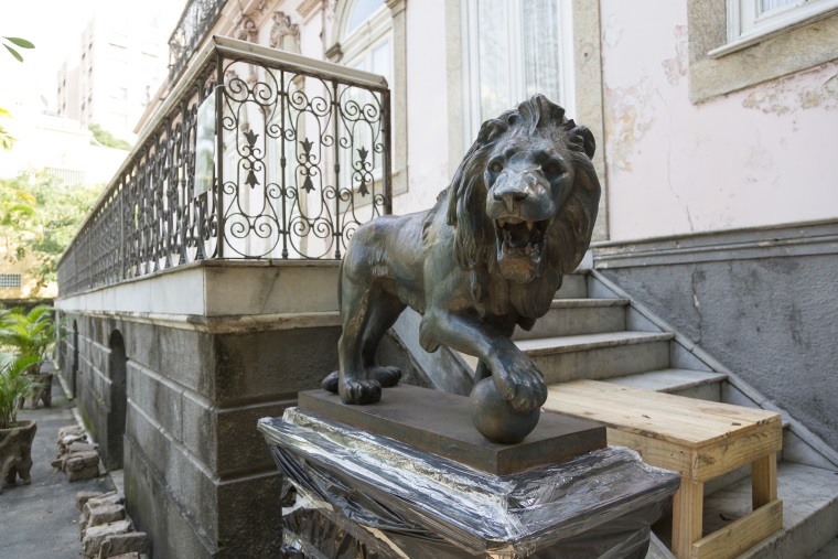 Um dos leões já preparados para o início da restauração. Foto: Leo Aversa
