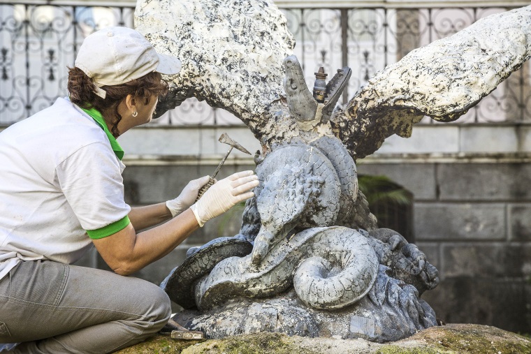 Início da restauração da escultura Águia e Serpente. Foto: Ivo Gonzalez