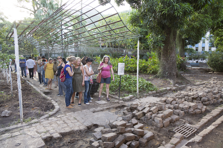 Visitantes puderam conferir de perto as obras no jardim. Foto: Leo Aversa