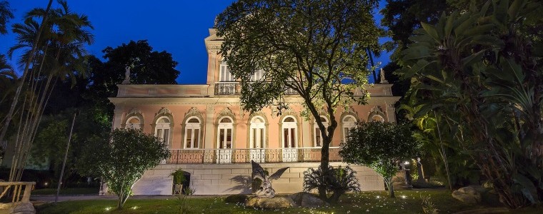 A Fachada frontal do Museu Casa, totalmente restaurada, com o jardim frontal e a nova iluminação. Foto: Ivo Gonzalez