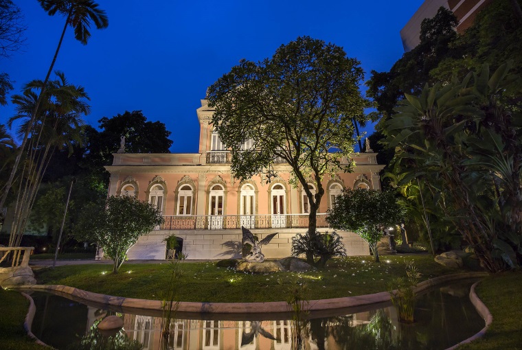 A Fachada frontal do Museu, restaurada, com o jardim frontal e a nova iluminação. Foto: Ivo Gonzalez
