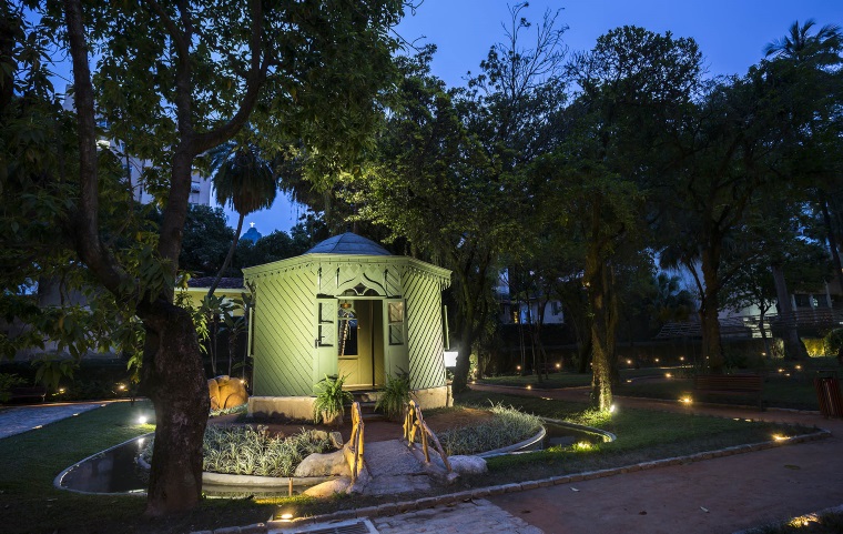 O quiosque, restaurado, com a nova iluminação do Jardim. Foto: Ivo Gonzalez