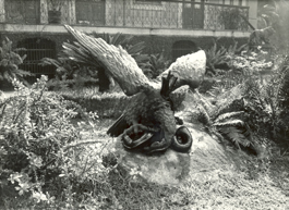 Escultura de águia devorando serpente, Casa de Rui Barbosa